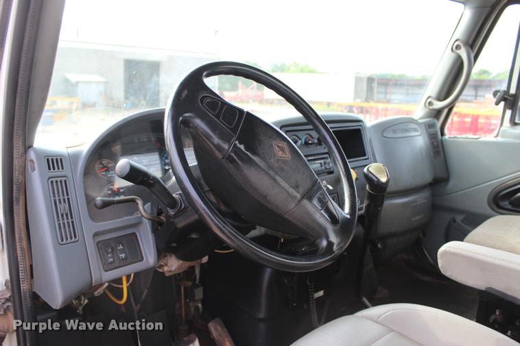 image for item L3172 2002 International 4300 service truck with crane