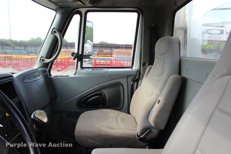 image for item L3172 2002 International 4300 service truck with crane