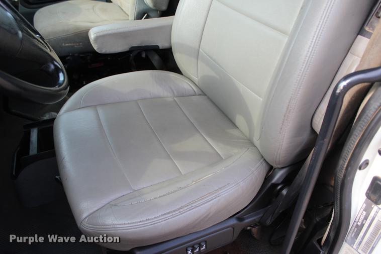 image for item L3172 2002 International 4300 service truck with crane