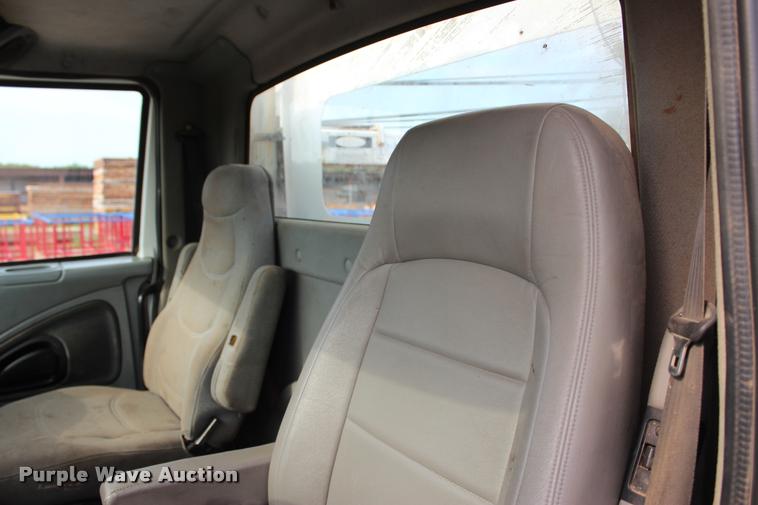 image for item L3172 2002 International 4300 service truck with crane