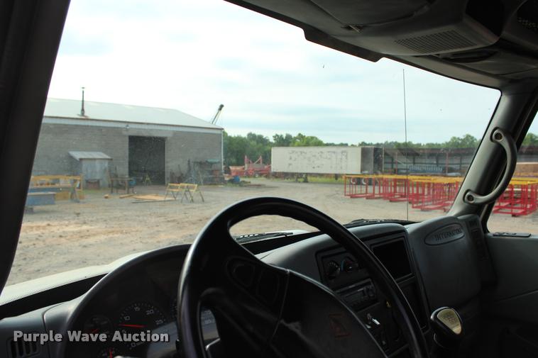 image for item L3172 2002 International 4300 service truck with crane