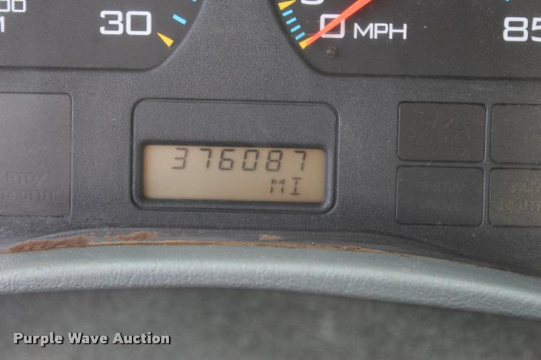 image for item L3172 2002 International 4300 service truck with crane