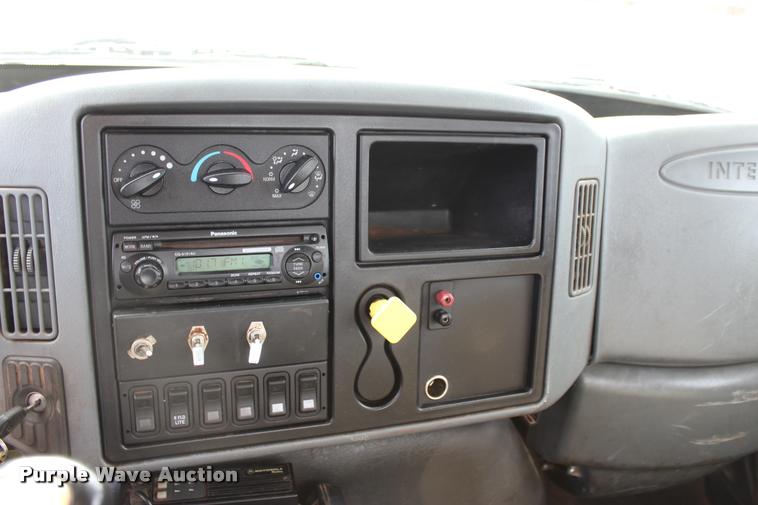 image for item L3172 2002 International 4300 service truck with crane