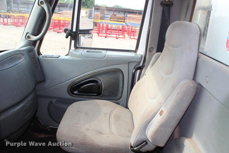 image for item L3172 2002 International 4300 service truck with crane