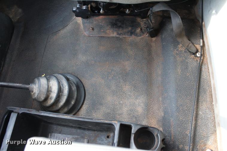 image for item L3172 2002 International 4300 service truck with crane