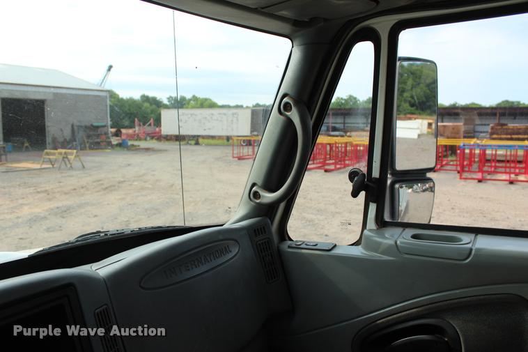 image for item L3172 2002 International 4300 service truck with crane