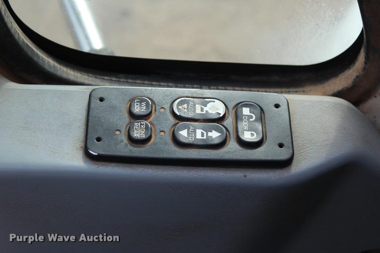 image for item L3172 2002 International 4300 service truck with crane