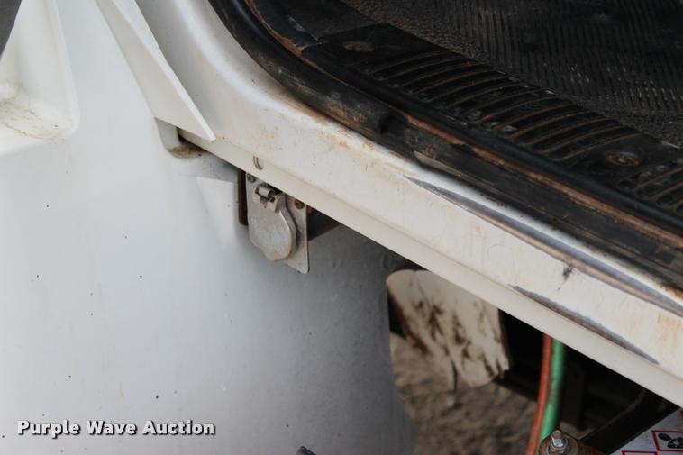 image for item L3172 2002 International 4300 service truck with crane