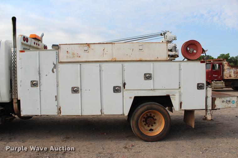 image for item L3172 2002 International 4300 service truck with crane