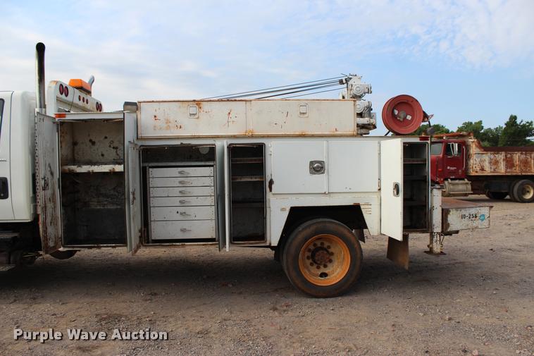 image for item L3172 2002 International 4300 service truck with crane