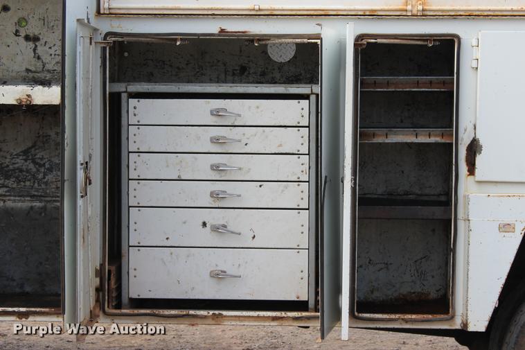 image for item L3172 2002 International 4300 service truck with crane