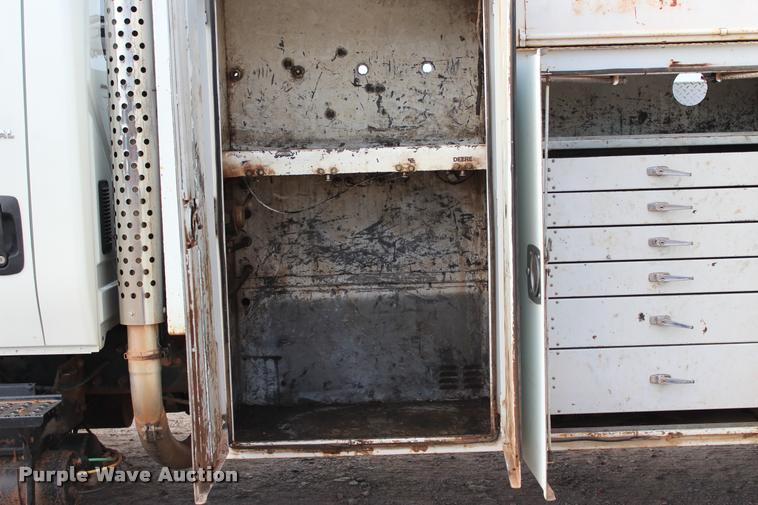 image for item L3172 2002 International 4300 service truck with crane