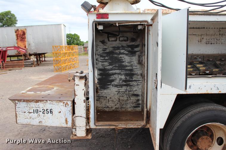 image for item L3172 2002 International 4300 service truck with crane