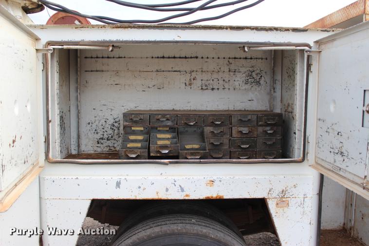 image for item L3172 2002 International 4300 service truck with crane