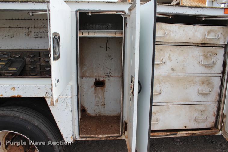 image for item L3172 2002 International 4300 service truck with crane