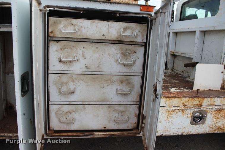 image for item L3172 2002 International 4300 service truck with crane