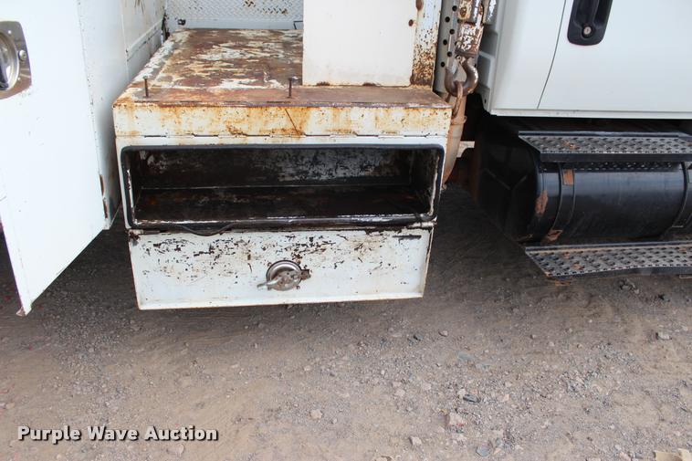 image for item L3172 2002 International 4300 service truck with crane