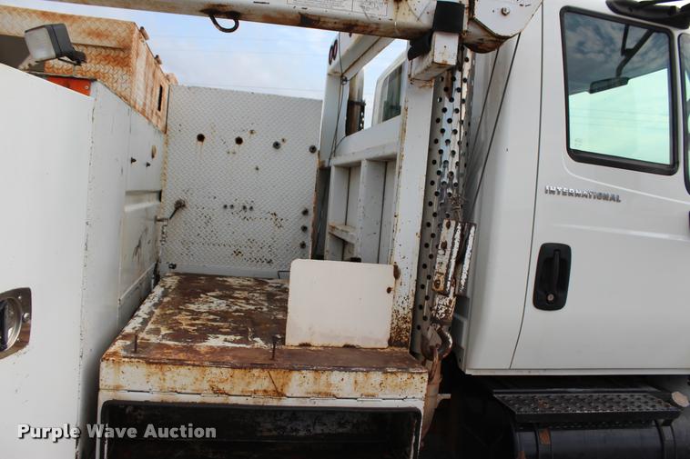 image for item L3172 2002 International 4300 service truck with crane