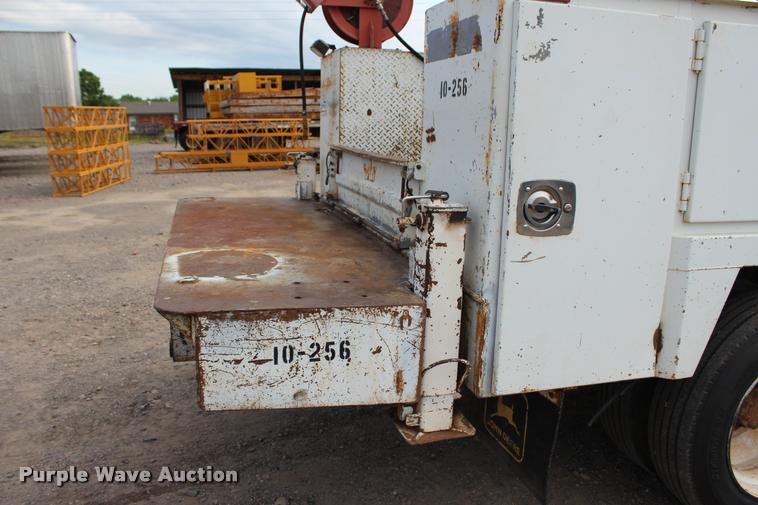 image for item L3172 2002 International 4300 service truck with crane