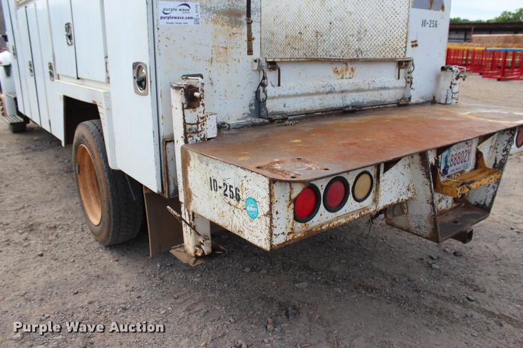 image for item L3172 2002 International 4300 service truck with crane