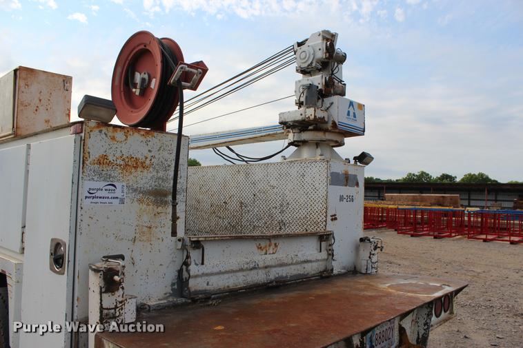 image for item L3172 2002 International 4300 service truck with crane