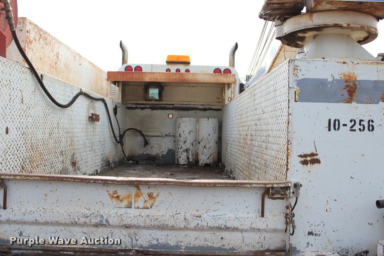 image for item L3172 2002 International 4300 service truck with crane