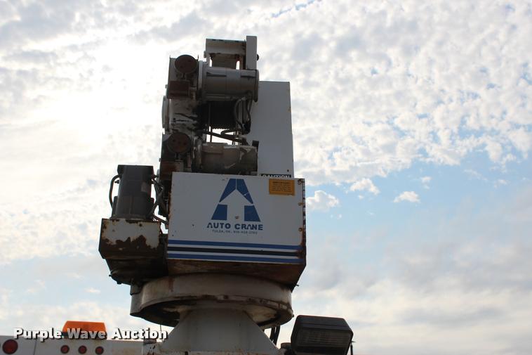 image for item L3172 2002 International 4300 service truck with crane