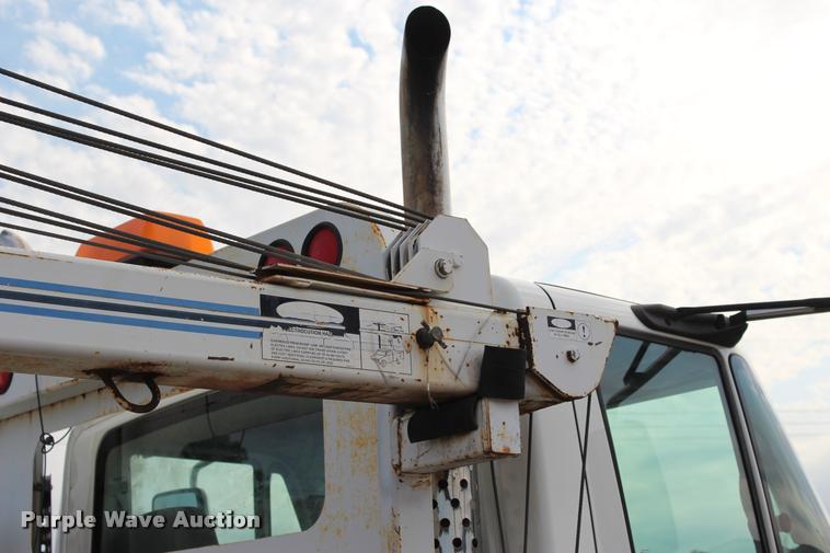 image for item L3172 2002 International 4300 service truck with crane