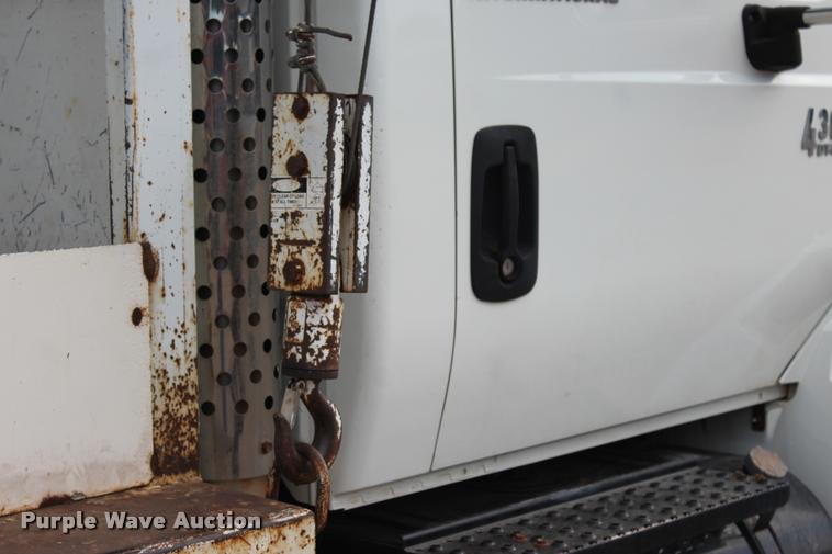 image for item L3172 2002 International 4300 service truck with crane