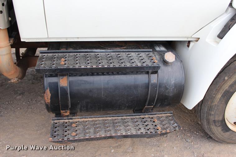 image for item L3172 2002 International 4300 service truck with crane