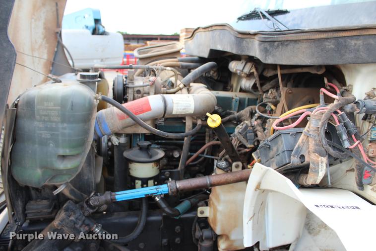 image for item L3172 2002 International 4300 service truck with crane