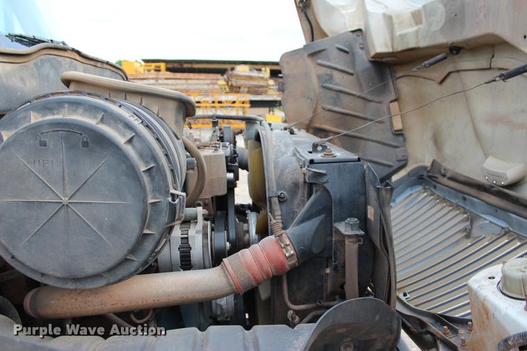 image for item L3172 2002 International 4300 service truck with crane