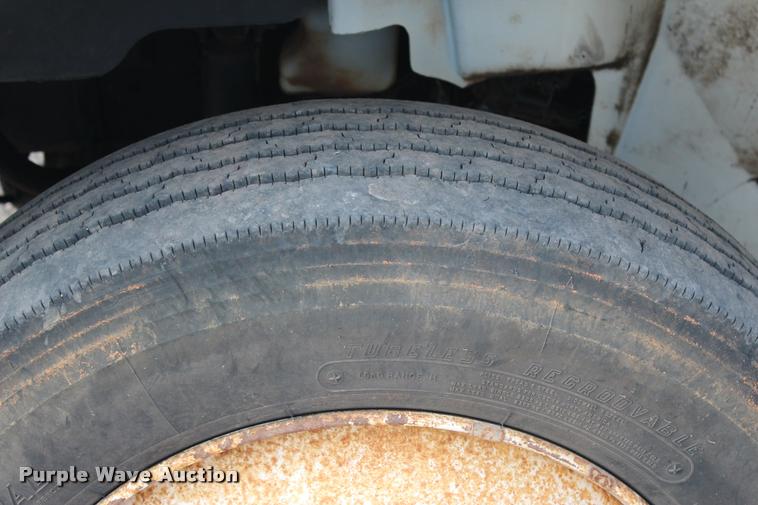 image for item L3172 2002 International 4300 service truck with crane