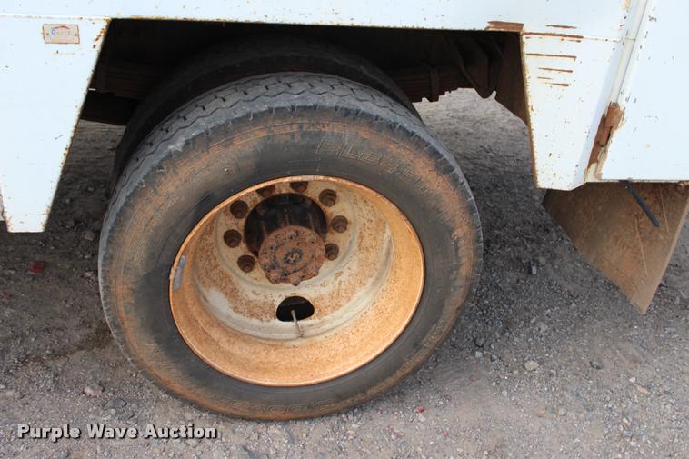 image for item L3172 2002 International 4300 service truck with crane