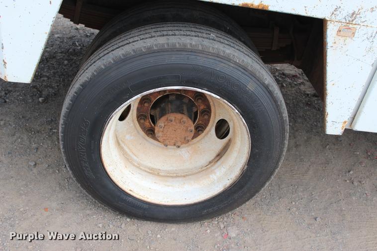 image for item L3172 2002 International 4300 service truck with crane