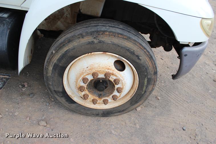 image for item L3172 2002 International 4300 service truck with crane