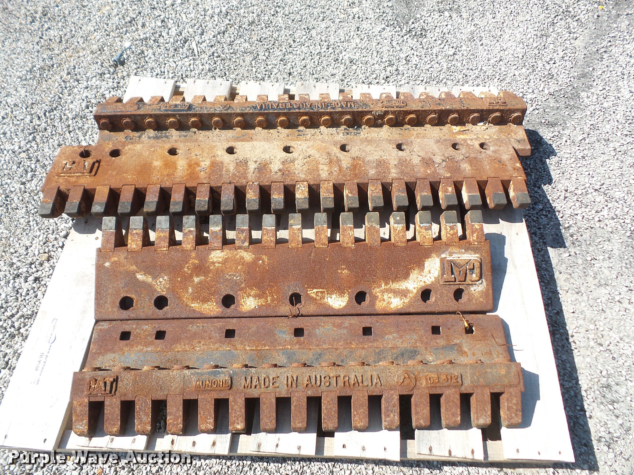 Caterpillar grader blade teeth cutting edges in Leavenworth, KS Item