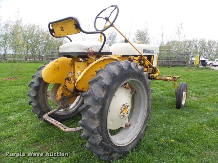 image for item AU9565 1967 International Cub tractor