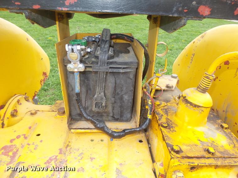 image for item AU9565 1967 International Cub tractor