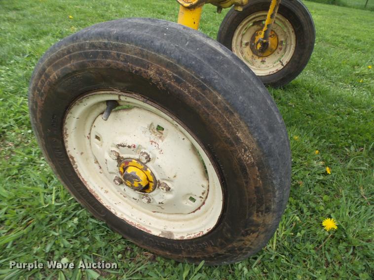 image for item AU9565 1967 International Cub tractor