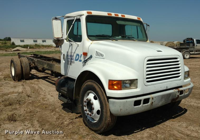 image for item DA5591 1996 International 4700 truck cab and chassis