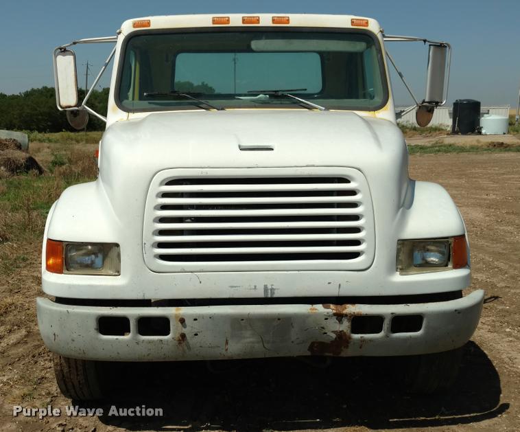 image for item DA5591 1996 International 4700 truck cab and chassis