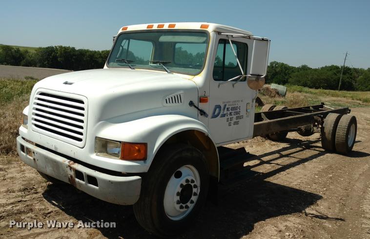 image for item DA5591 1996 International 4700 truck cab and chassis