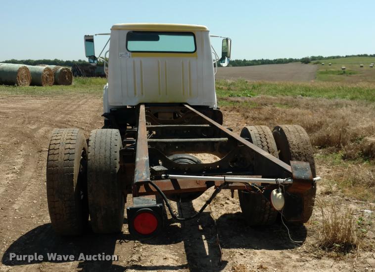 image for item DA5591 1996 International 4700 truck cab and chassis