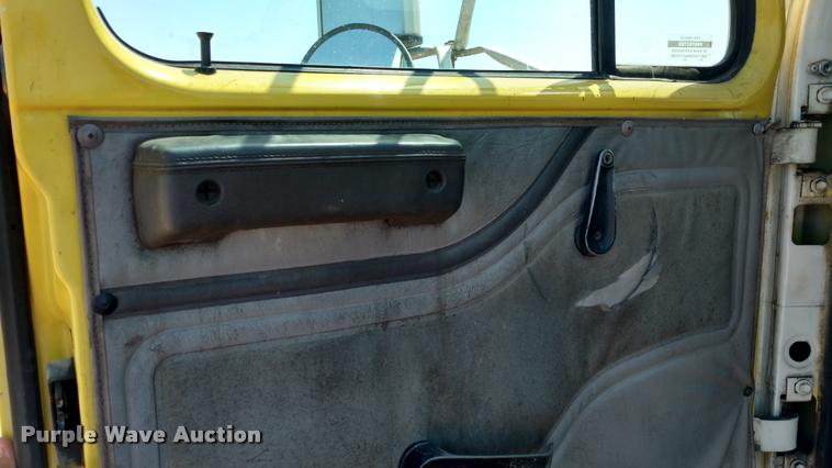 image for item DA5591 1996 International 4700 truck cab and chassis