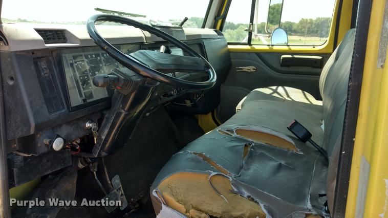 image for item DA5591 1996 International 4700 truck cab and chassis