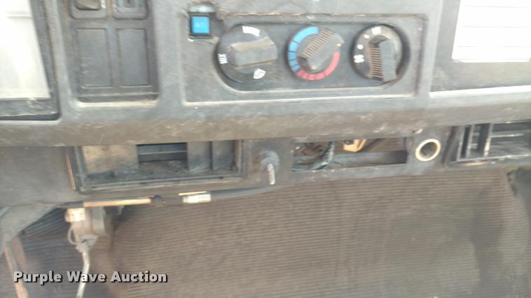 image for item DA5591 1996 International 4700 truck cab and chassis