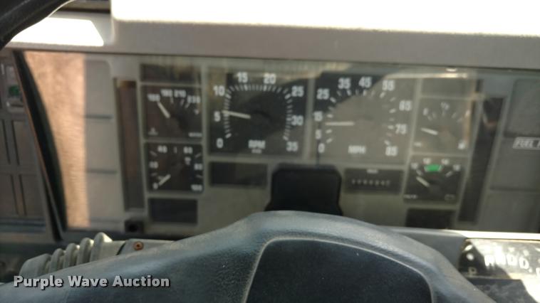 image for item DA5591 1996 International 4700 truck cab and chassis