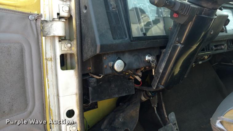 image for item DA5591 1996 International 4700 truck cab and chassis