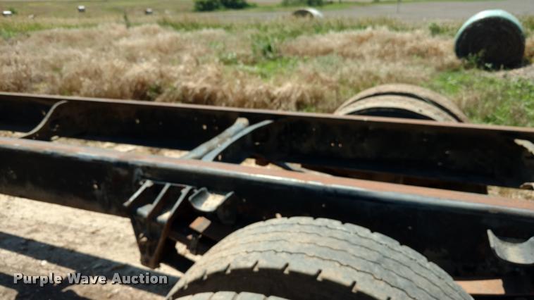 image for item DA5591 1996 International 4700 truck cab and chassis